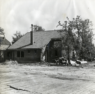 157930 Gezicht op de tijdens de oorlog vernielde wachtpost 40 bij de spoorwegovergang in de Stationsweg te Woudenberg.
